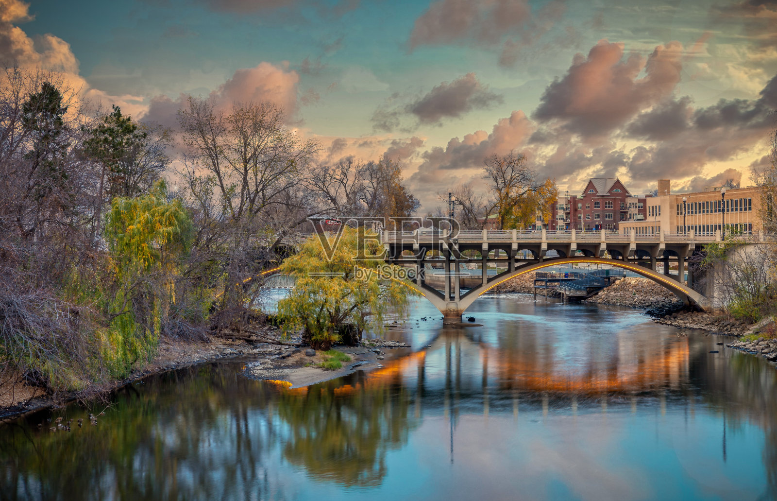 美国河畔小镇的反思照片摄影图片