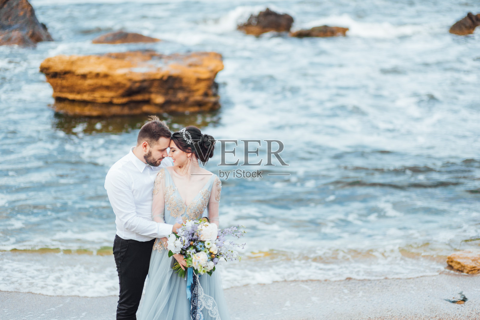 还是那对穿着蓝色婚纱的新婚夫妇照片摄影图片