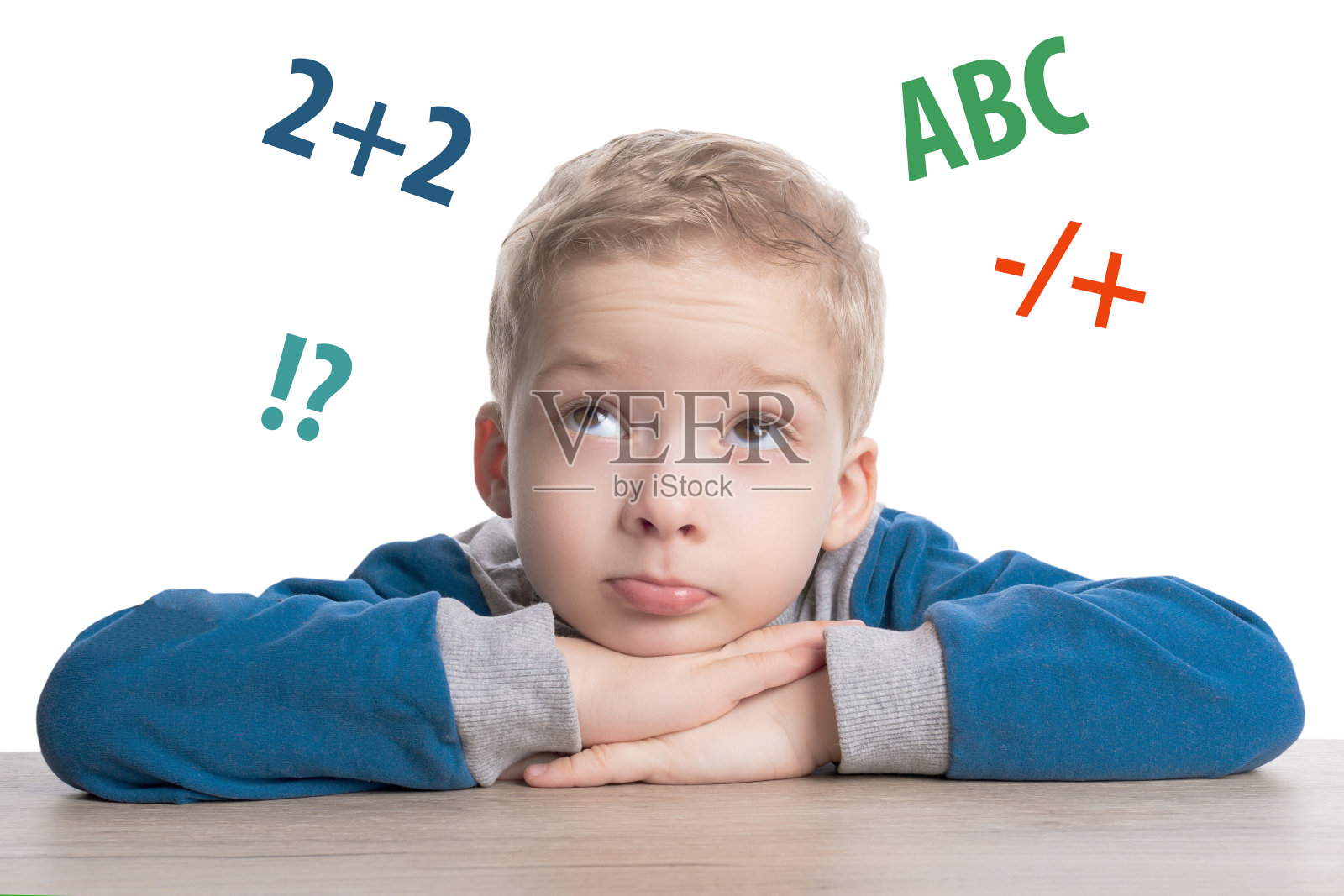 学龄前儿童学习数字和字母。儿童的发展。在小学学习数学照片摄影图片