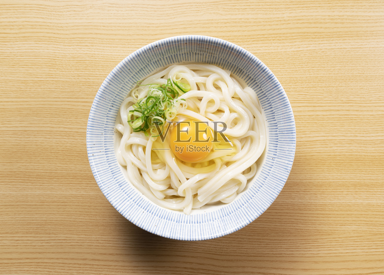 日本的成分。乌冬面加鸡蛋和葱花照片摄影图片