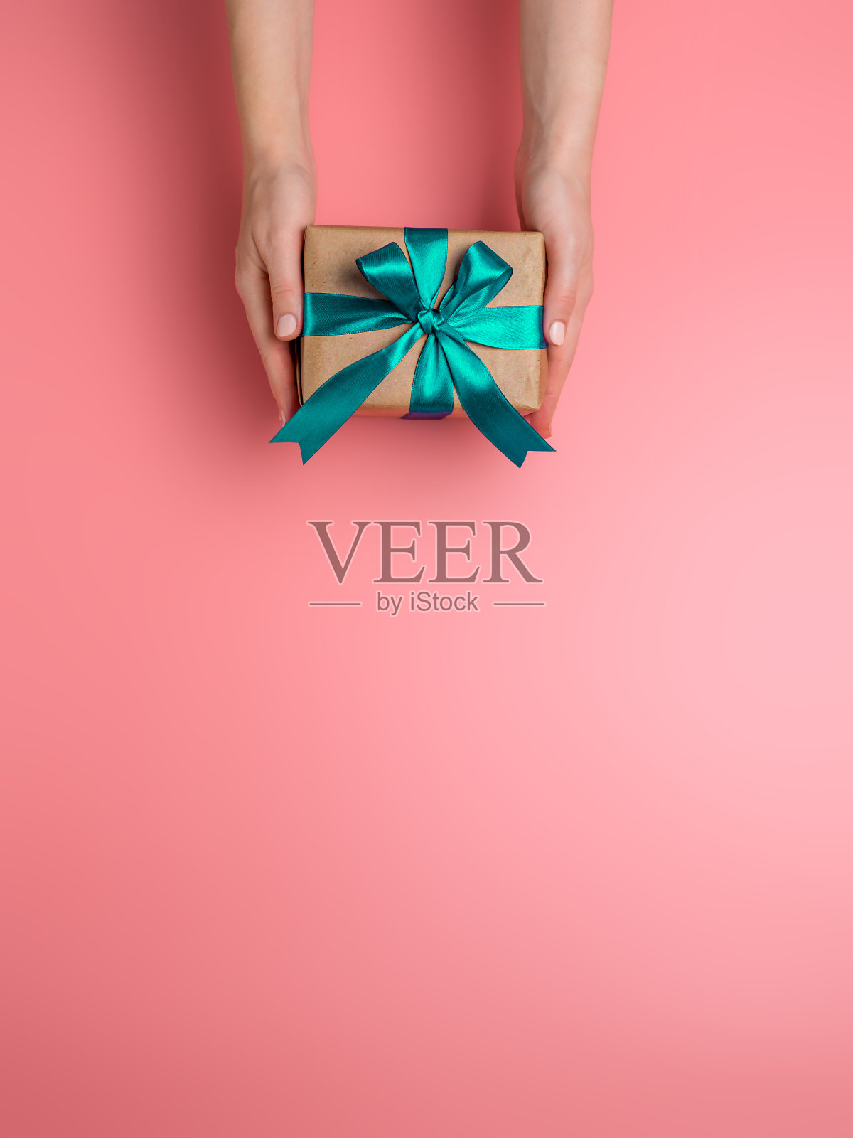 女用手捧礼盒,抄下空间照片摄影图片