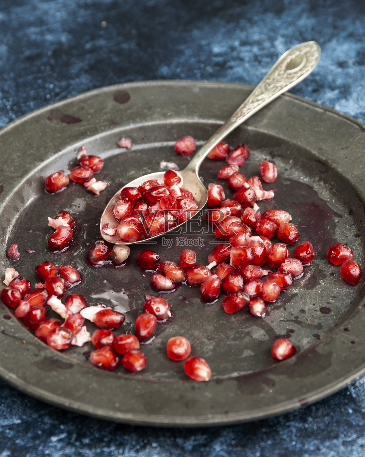 美丽的食物肖像石榴和种子与古老的纹理背景照片摄影图片