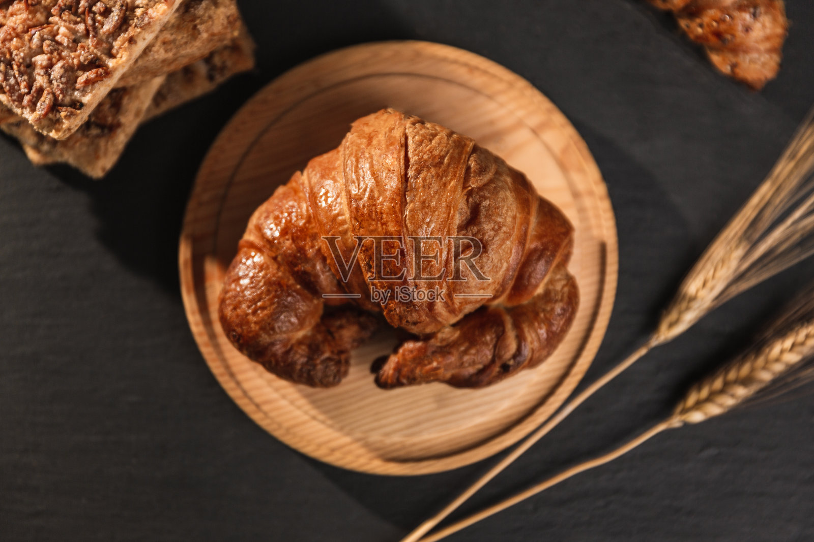 面包店,午餐。有牛角面包、其他面食和麦穗、天顶面照片摄影图片