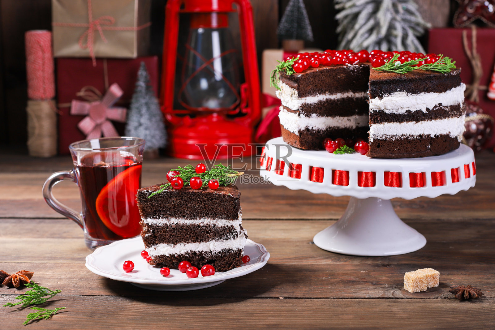 可可巧克力红莓蛋糕新年圣诞甜点烘焙餐桌概念照片摄影图片