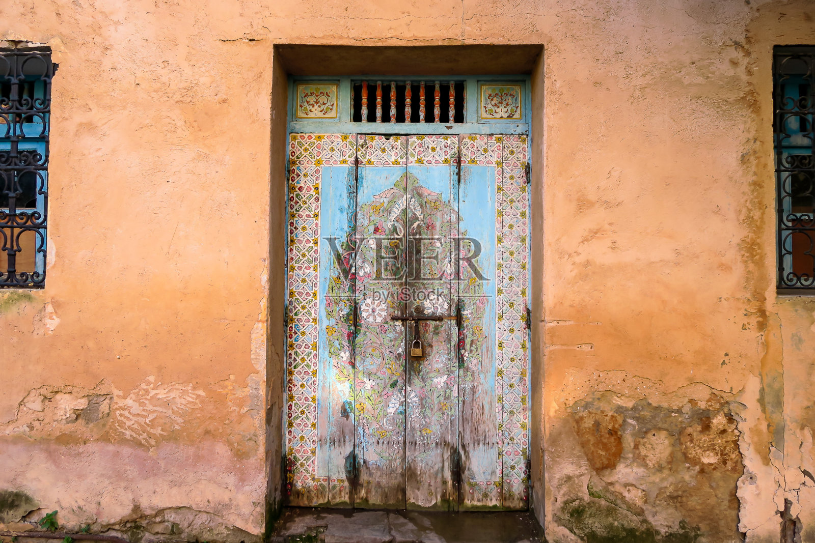 旧门在石墙,照片作为背景照片摄影图片