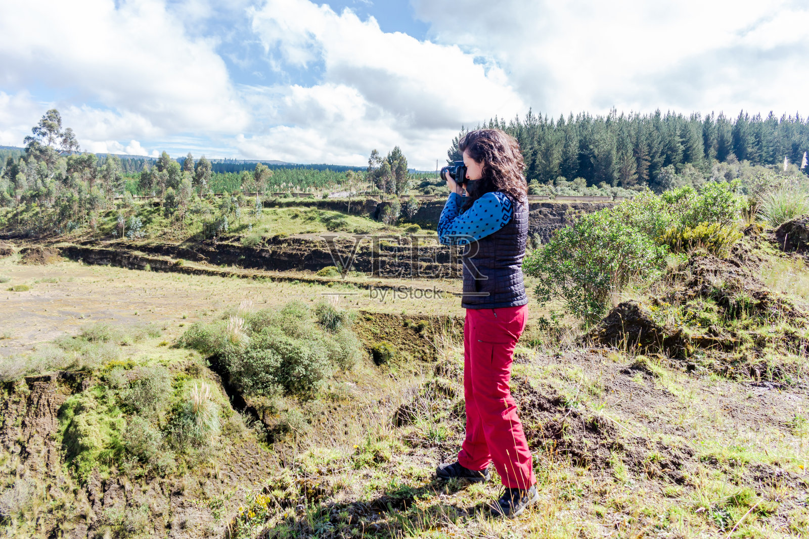 一个女人在风景中间拍照照片摄影图片