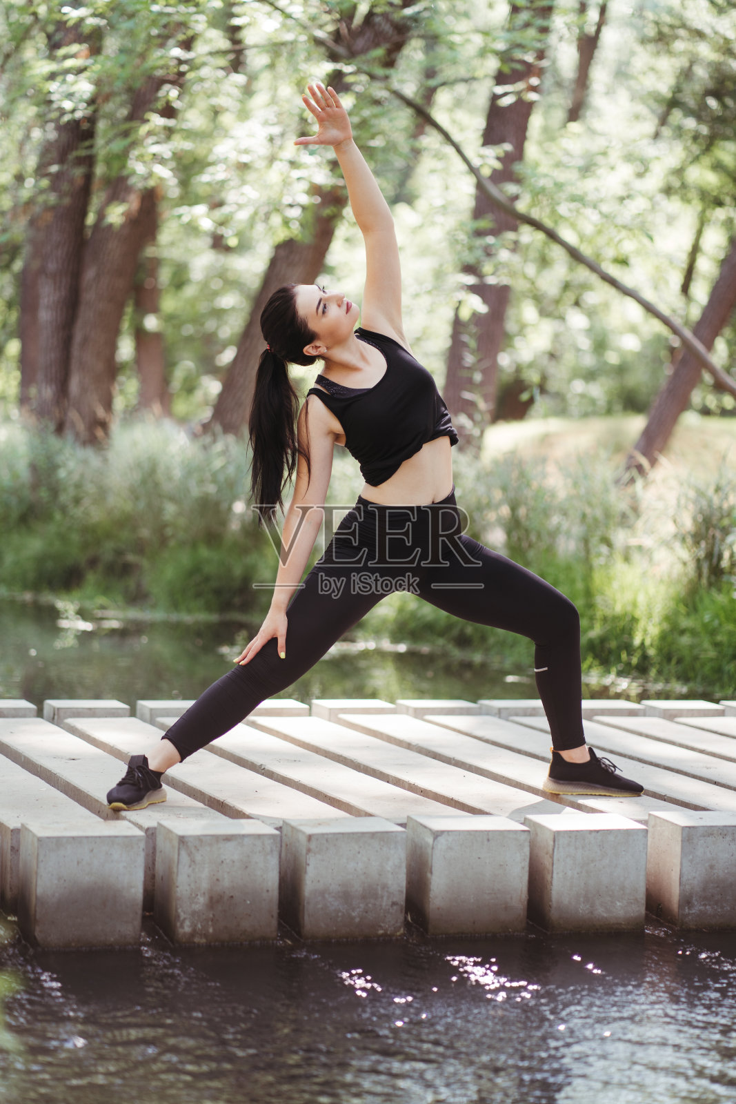 健身的女人在公园里做早操照片摄影图片