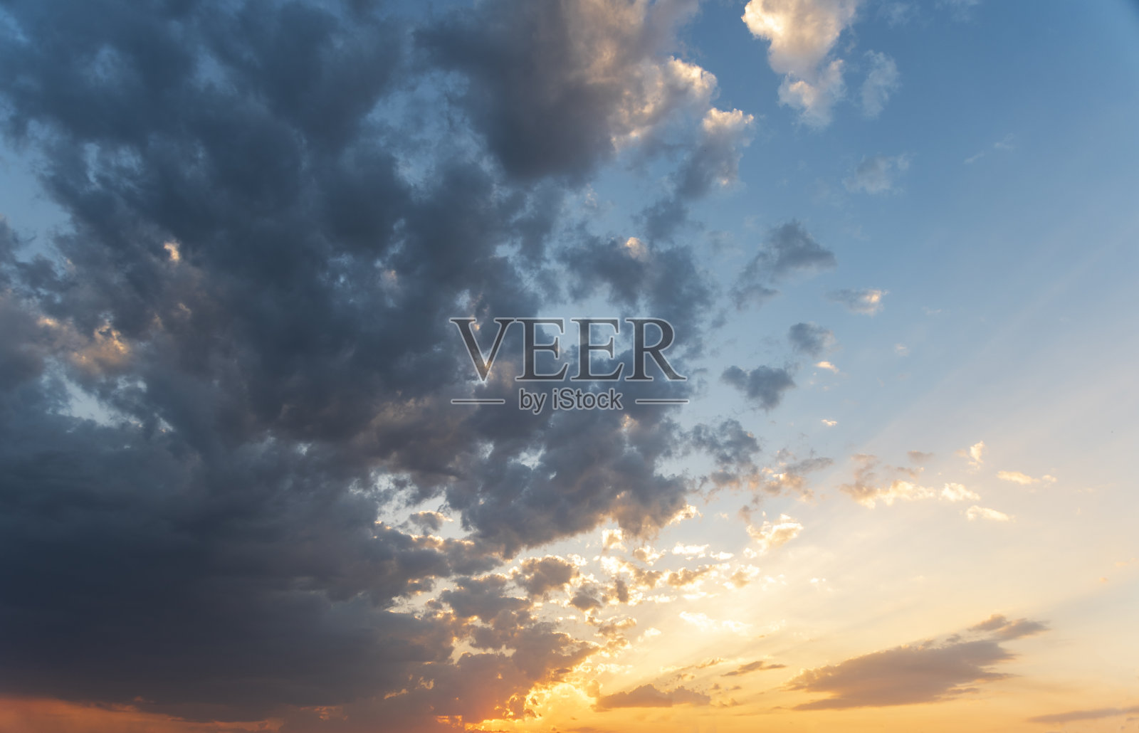 美丽的日落天空与橙色的云。自然的天空背景。照片摄影图片