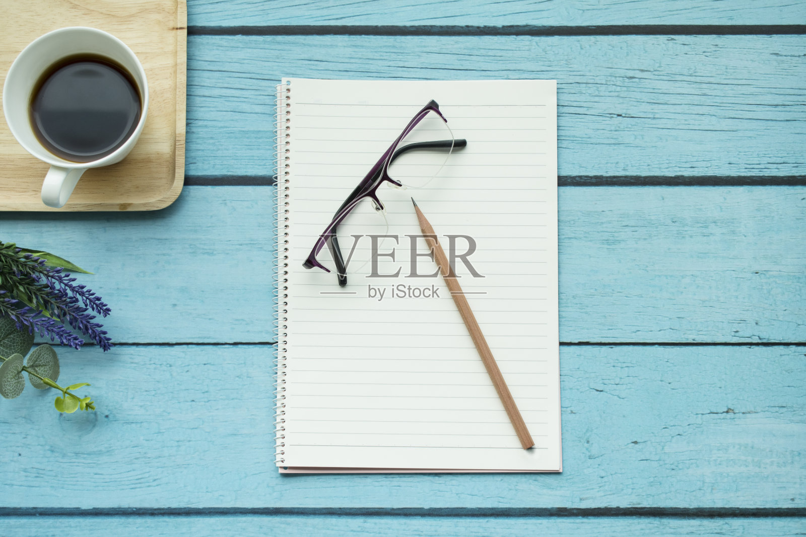 一张便条,一支铅笔,一杯咖啡和几只玻璃杯照片摄影图片