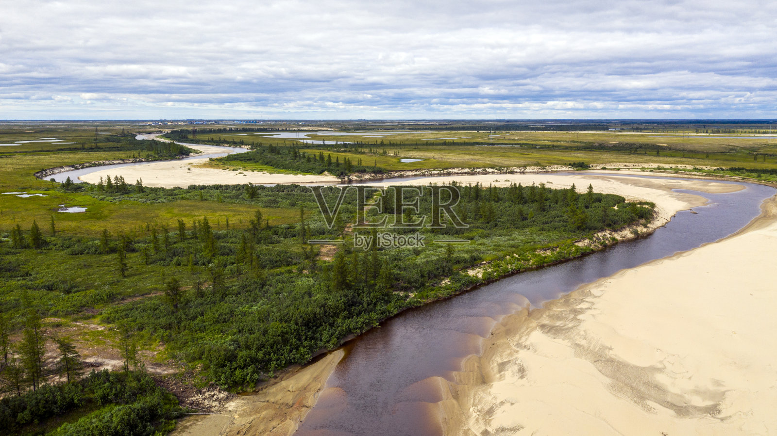 森林苔原景观和沙质河岸,鸟瞰。北极圈,tunda。从直升机上俯瞰苔原的美丽风景。照片摄影图片