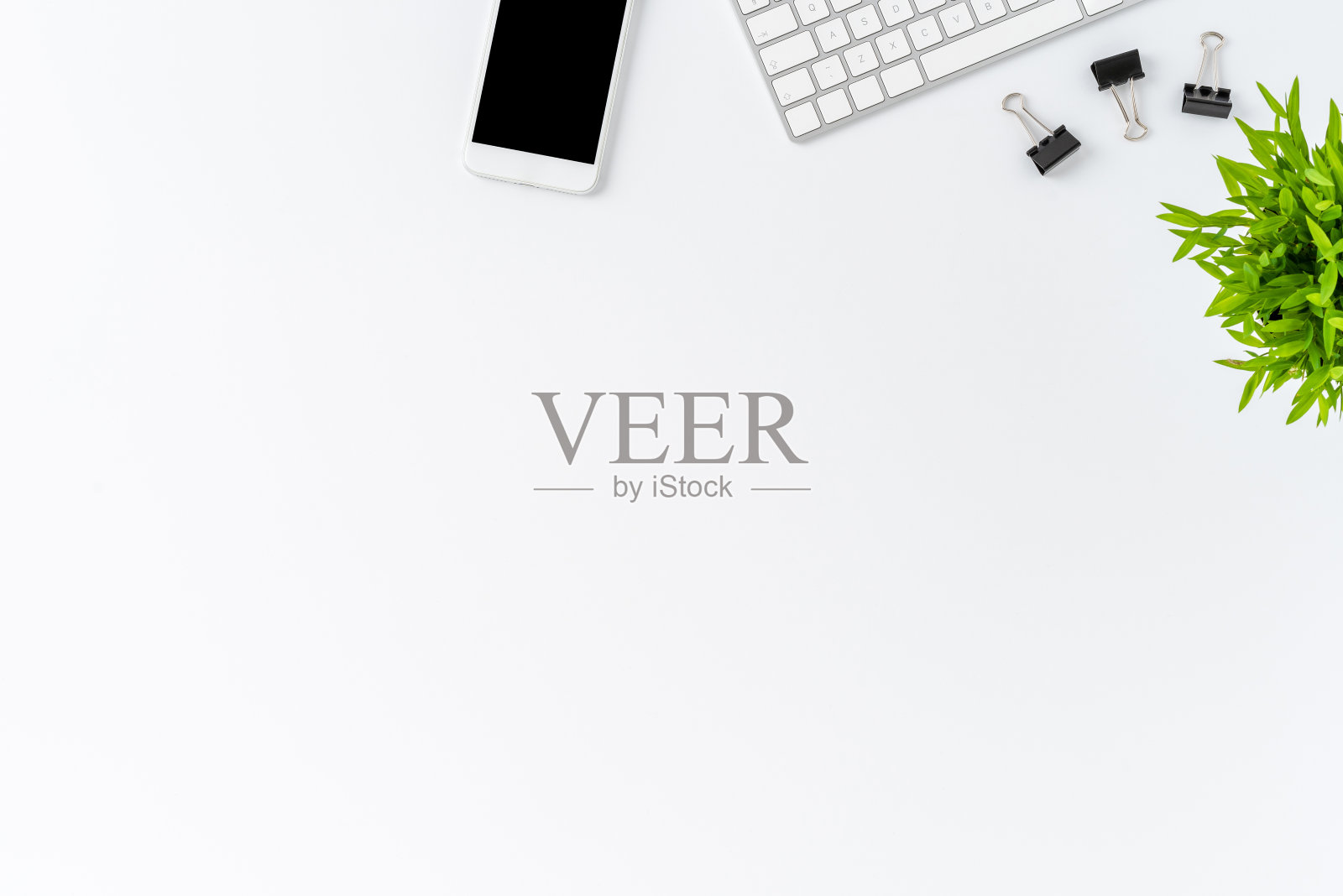 头顶拍摄的电脑键盘与商务配件在白色桌面。现代空间的概念。平躺照片摄影图片