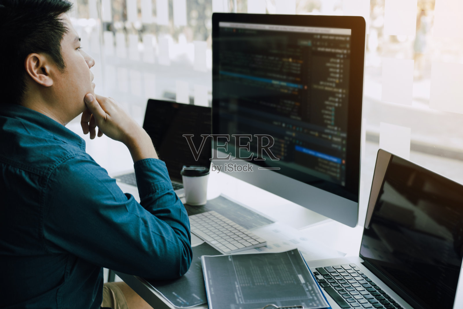 亚洲人工作代码程序开发者电脑网页开发工作设计软件在办公室桌上。照片摄影图片