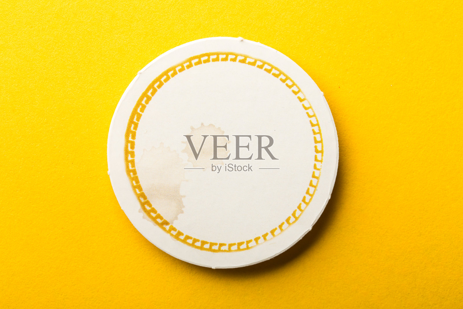 黄色背景上的空白框架标签照片摄影图片