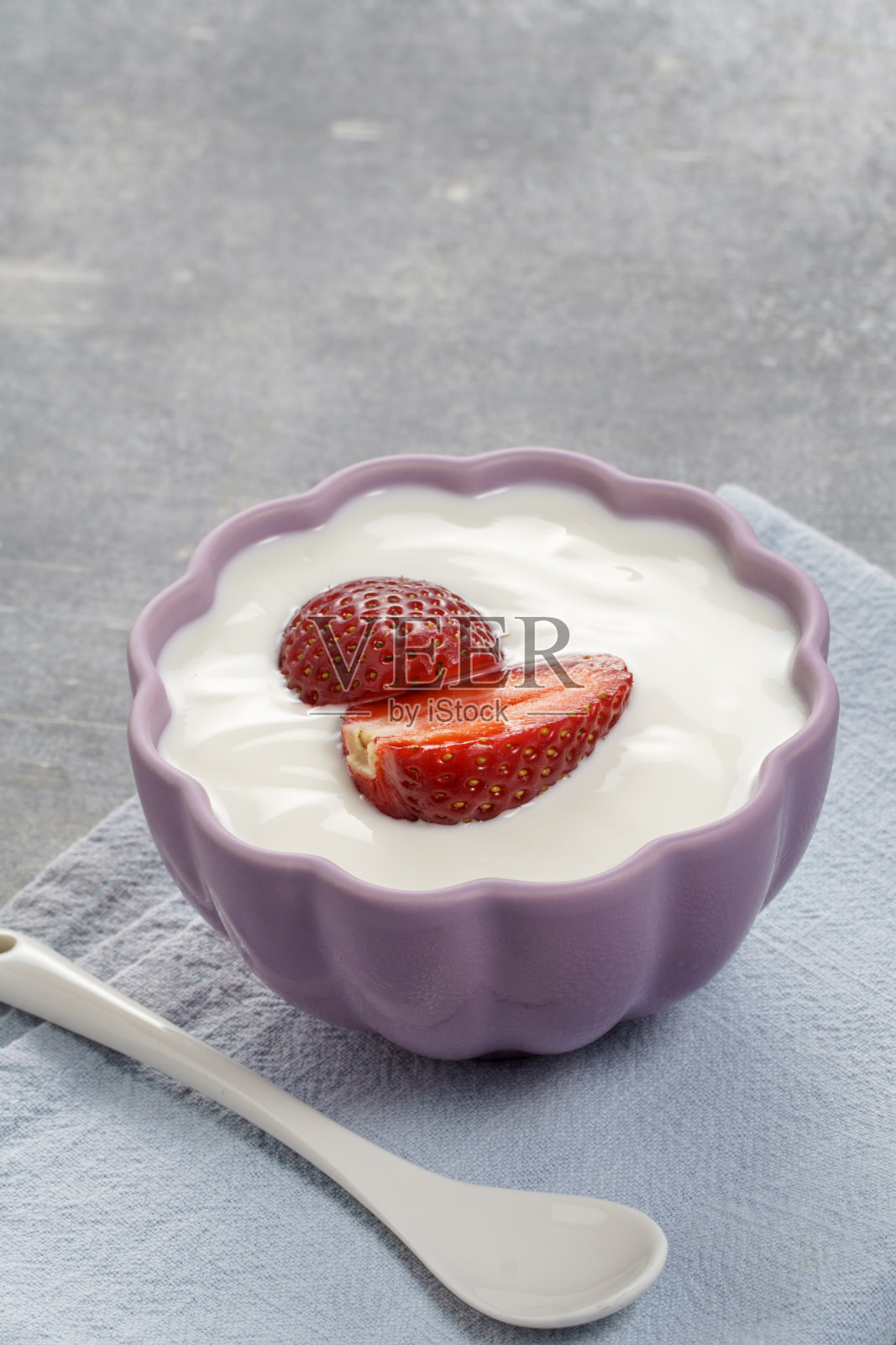 一碗草莓酸奶照片摄影图片