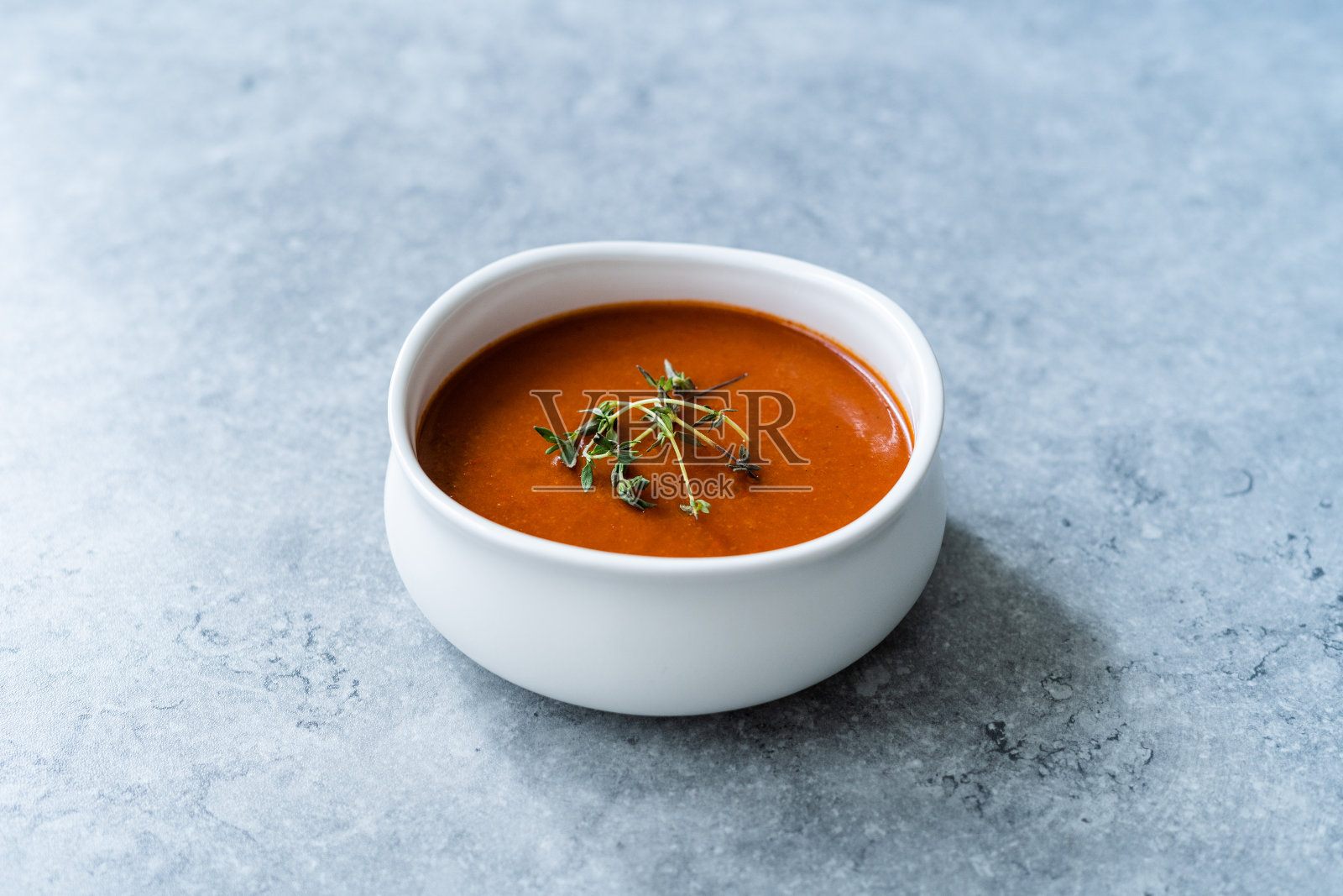 西班牙辣冷凉菜汤浓汤/加蒜或加蒜加迷迭香。照片摄影图片