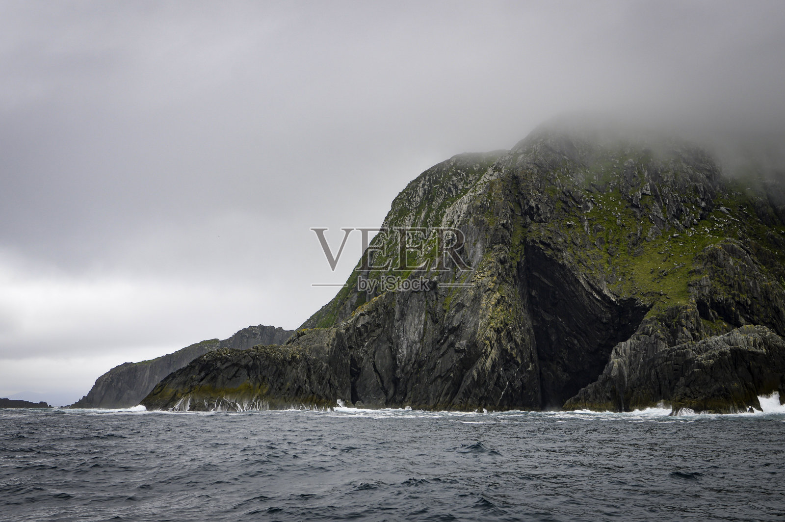 在爱尔兰一个多雾的日子里的岛屿悬崖照片摄影图片