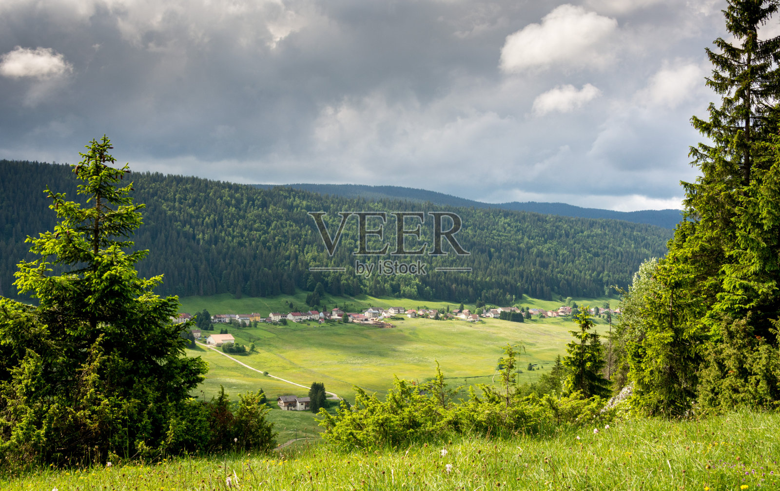 风景小村庄在绿色的山上照片摄影图片