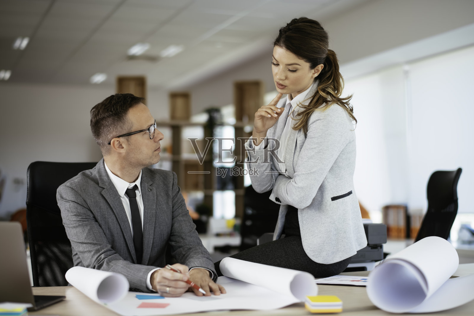 在项目中工作的商人和女商人。照片摄影图片