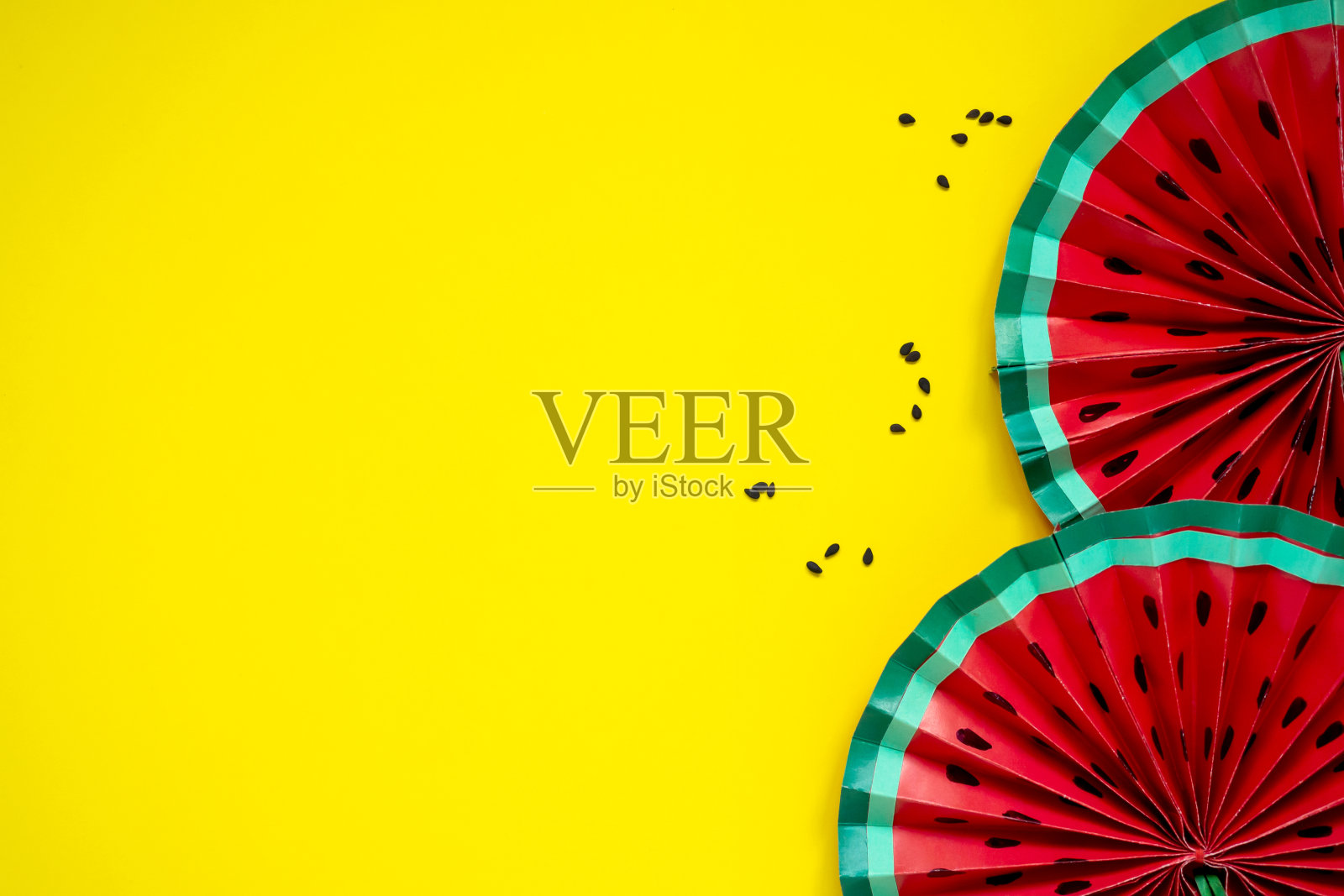 纸水果折纸西瓜扇装饰。创意横幅与副本空间明亮的黄色背景。热带地区夏季照片摄影图片