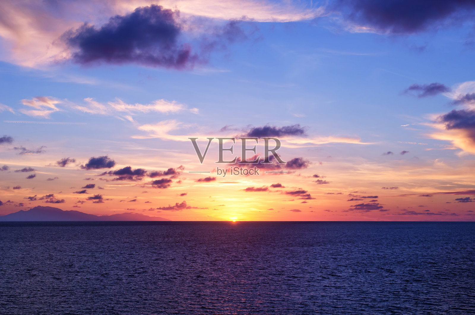 黄昏时海面与日落天空的景观照片摄影图片