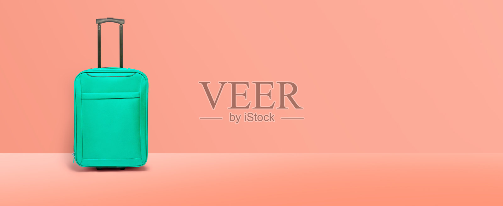 颜色墙旁边的石灰绿色手提箱。旅游概念照片摄影图片