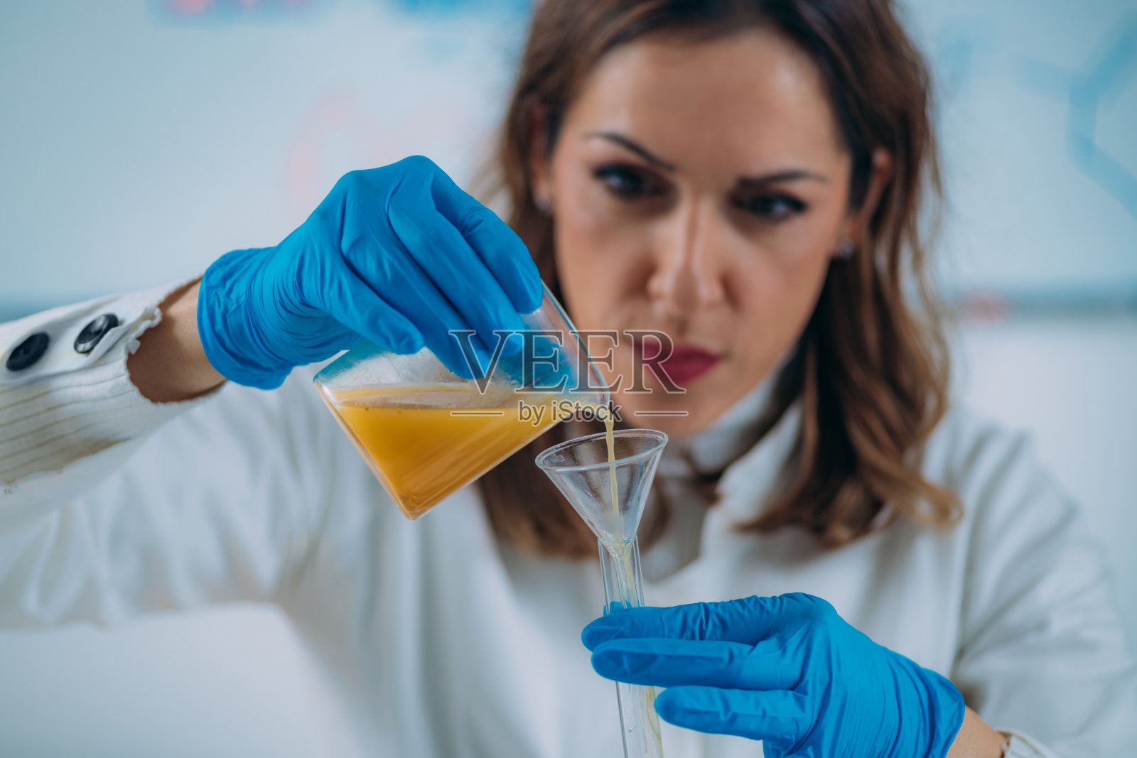 药剂师用蜂胶制作美容护肤霜照片摄影图片