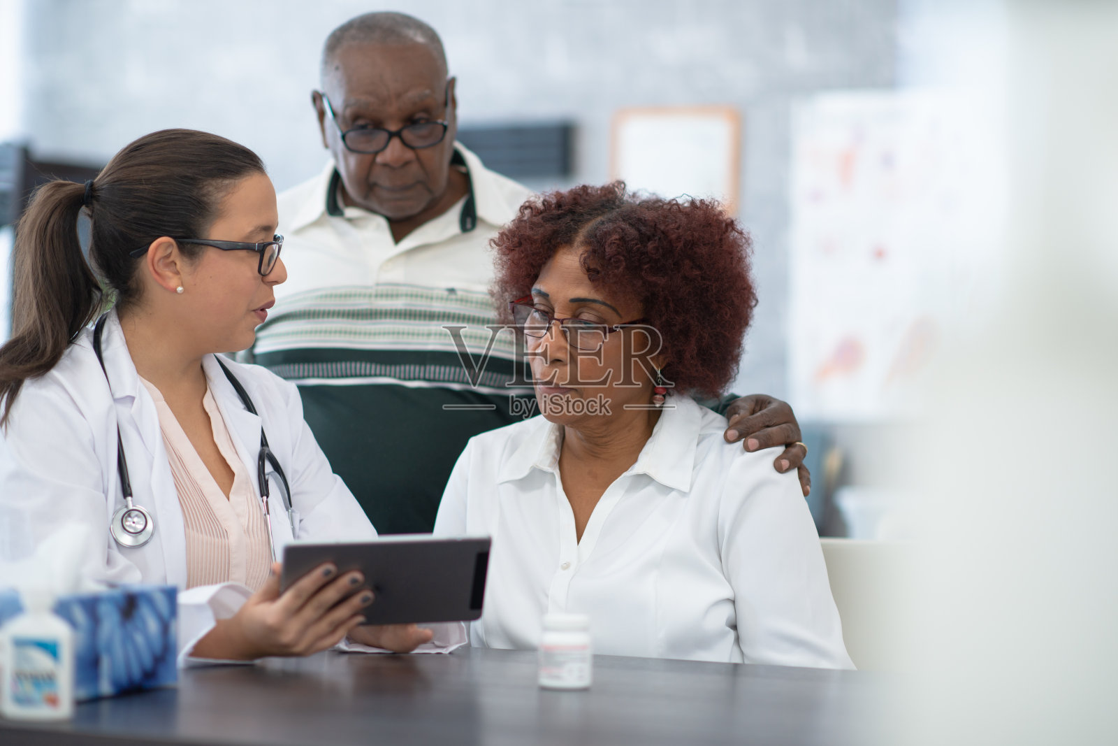 一对老年非洲裔美国夫妇看医生照片摄影图片