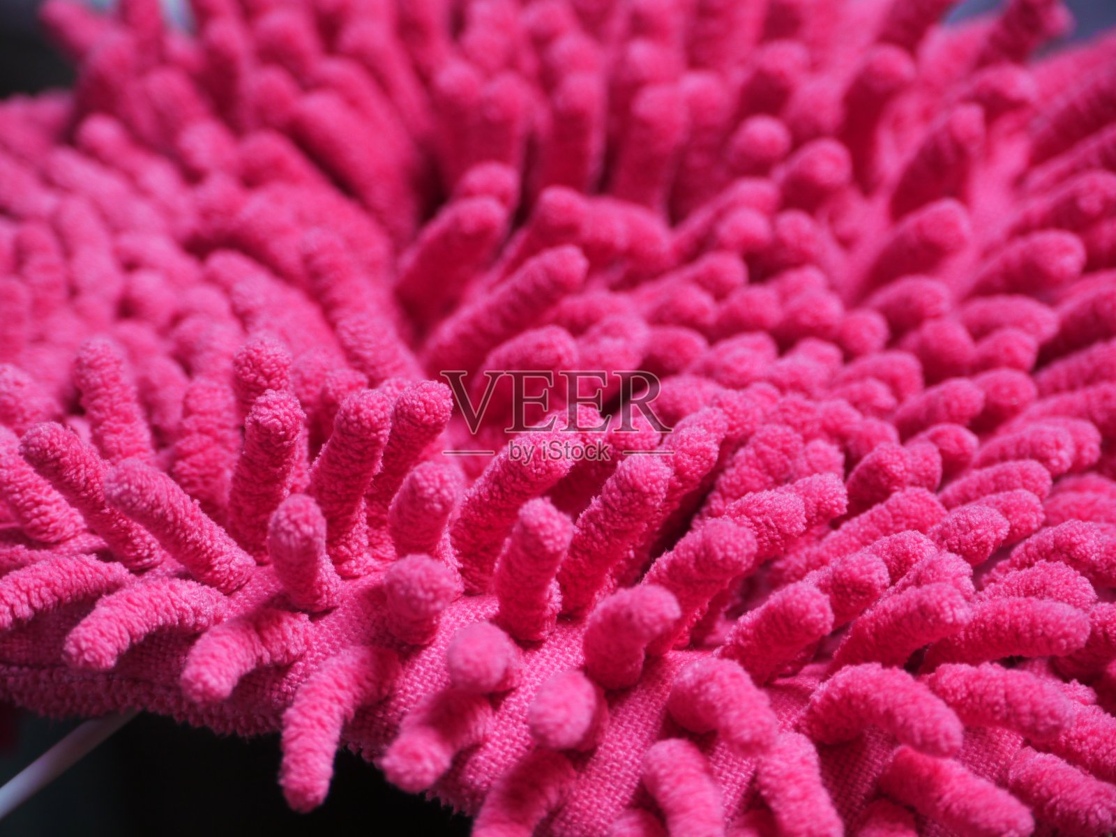 用抹布擦除零件上的灰尘照片摄影图片