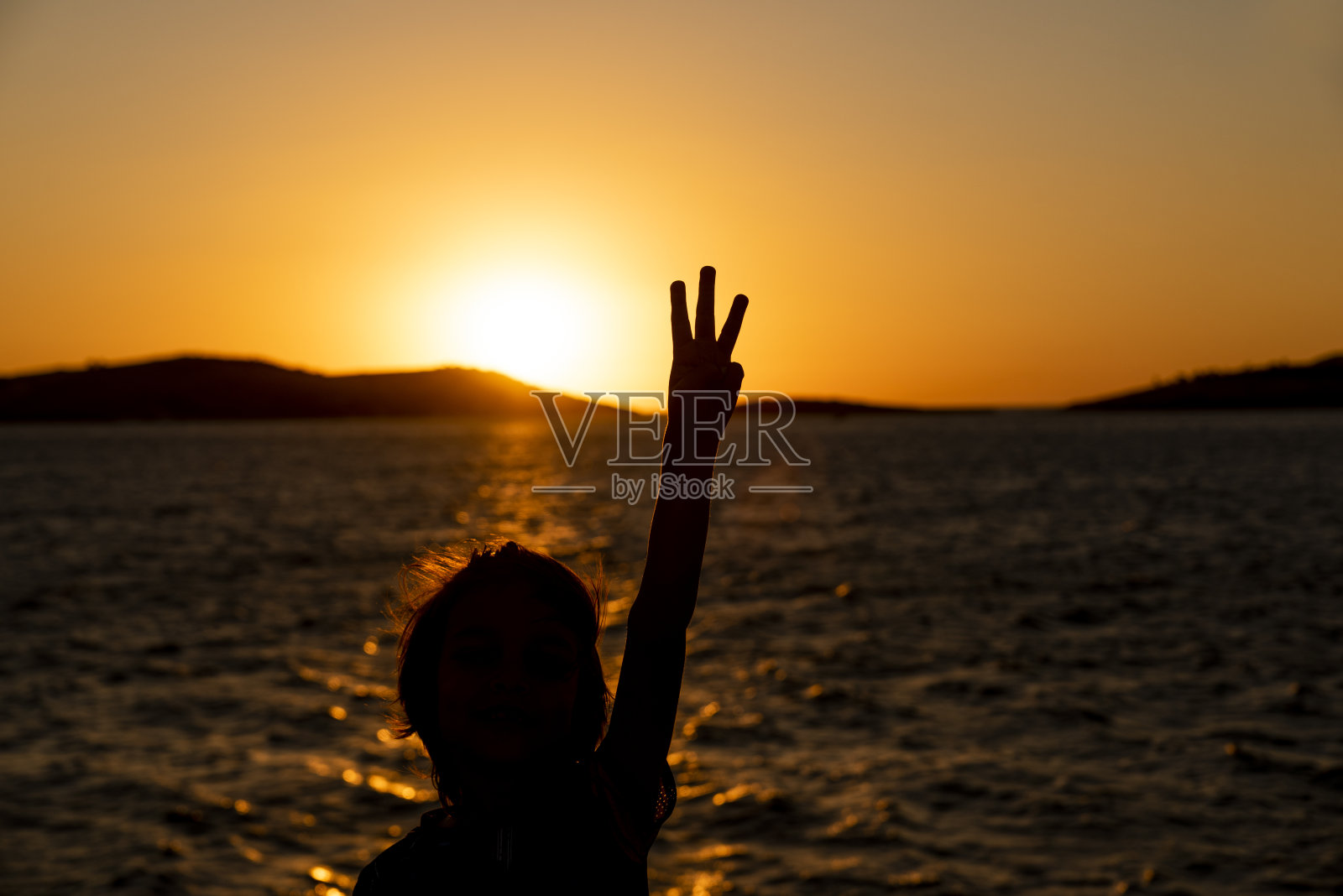 第三个男孩照片摄影图片