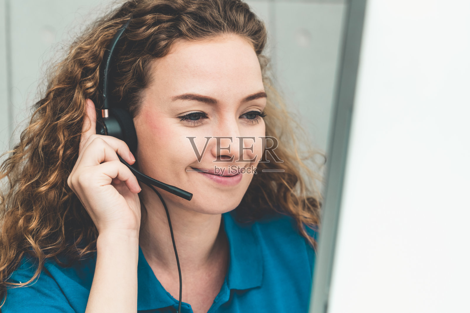 商务人员戴着耳机在办公室工作照片摄影图片