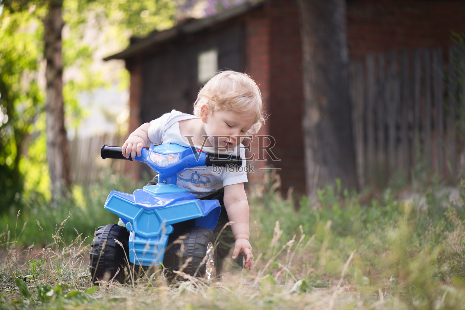 孩子的男孩。照片摄影图片