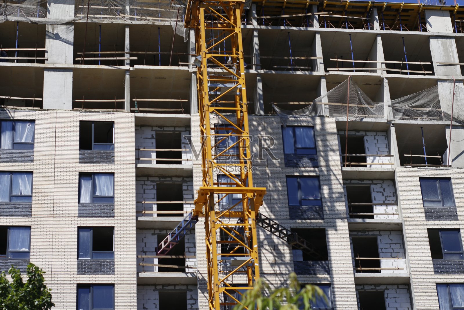 新建的多层建筑。建造一个新的框架节能住宅。照片摄影图片