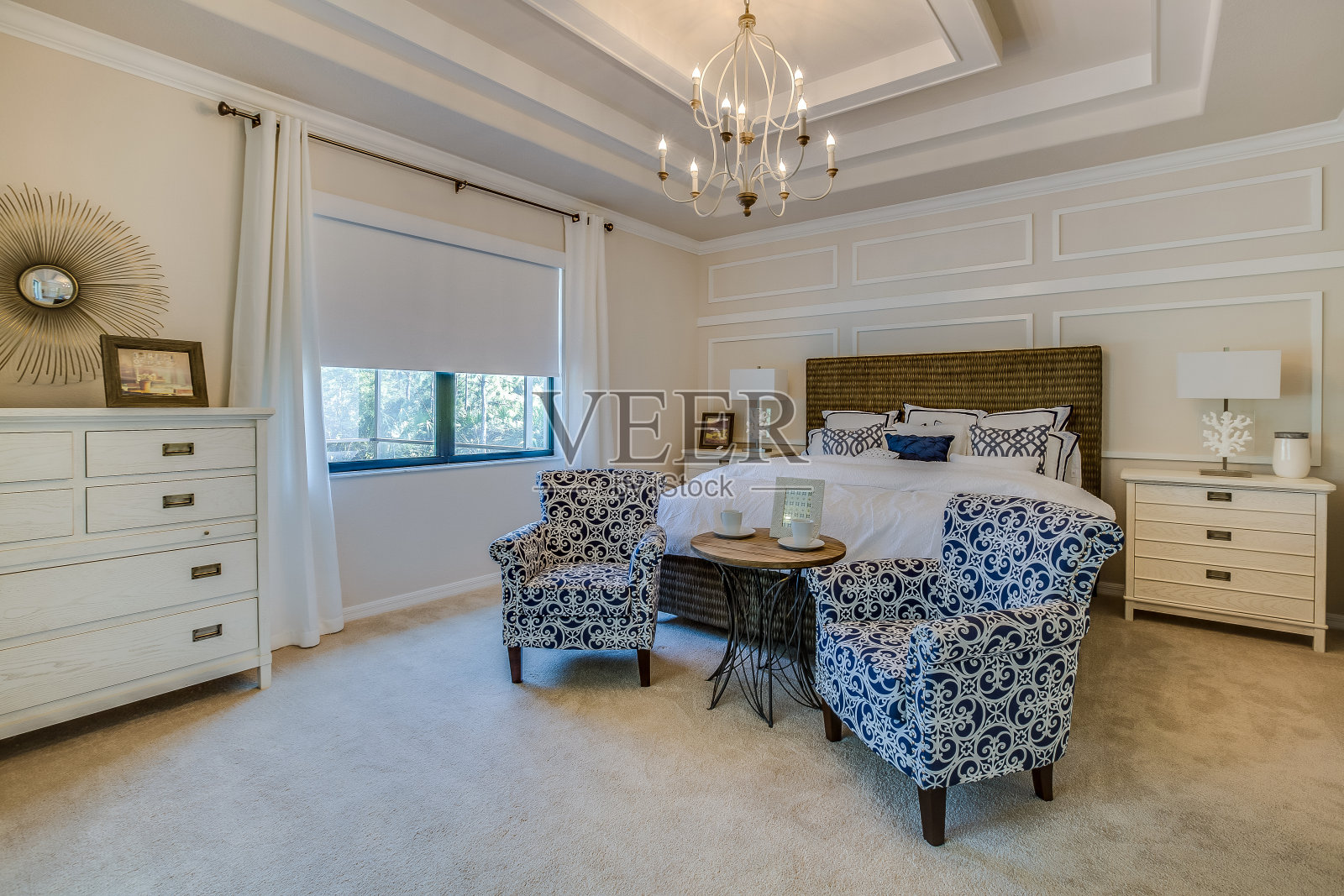 蓝色和白色的大卧室照片摄影图片