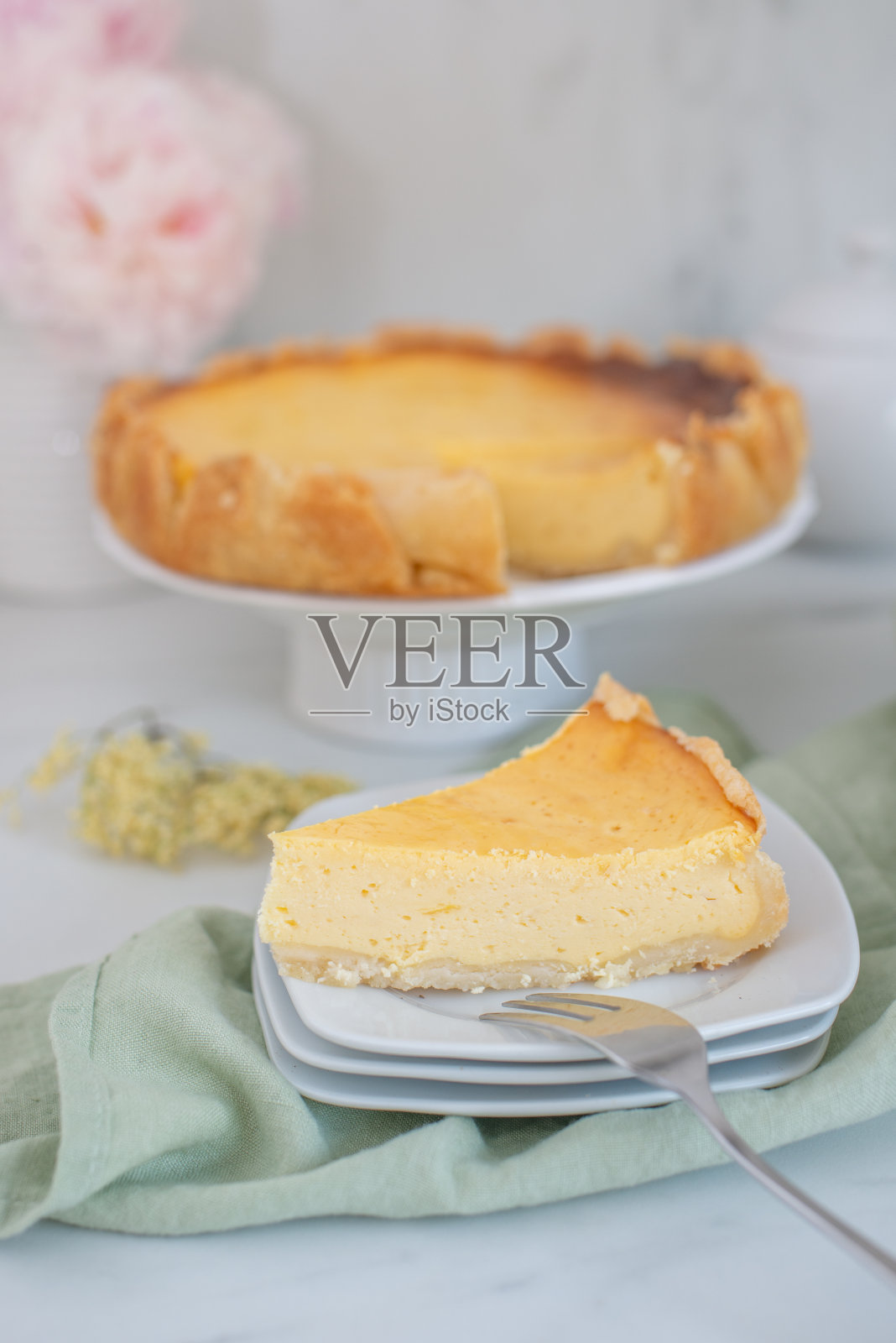 接骨木花芝士蛋糕照片摄影图片