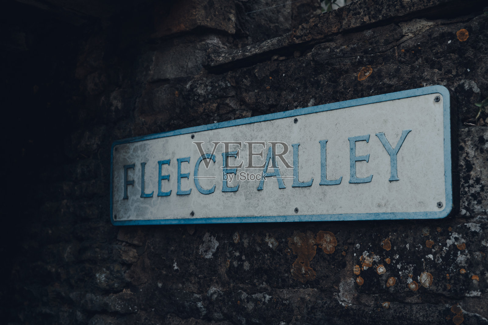 英国科茨沃尔德,位于沃尔德的斯托的Fleece小巷上的一栋建筑的街道名称侧。照片摄影图片