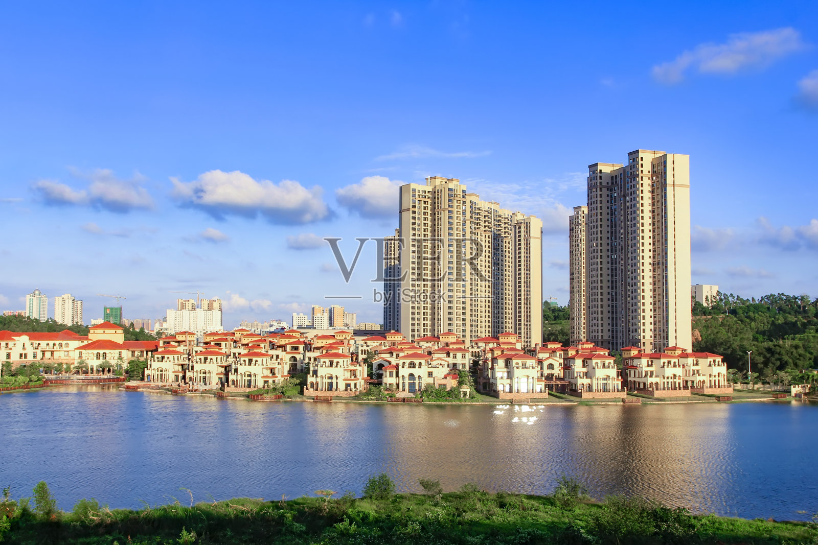 蓝天白云下的绿色生活建筑住宅区。照片摄影图片