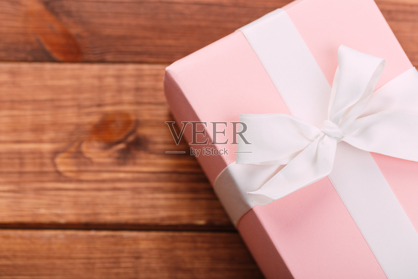 漂亮的礼盒与altas弓。节日卡的概念。照片摄影图片