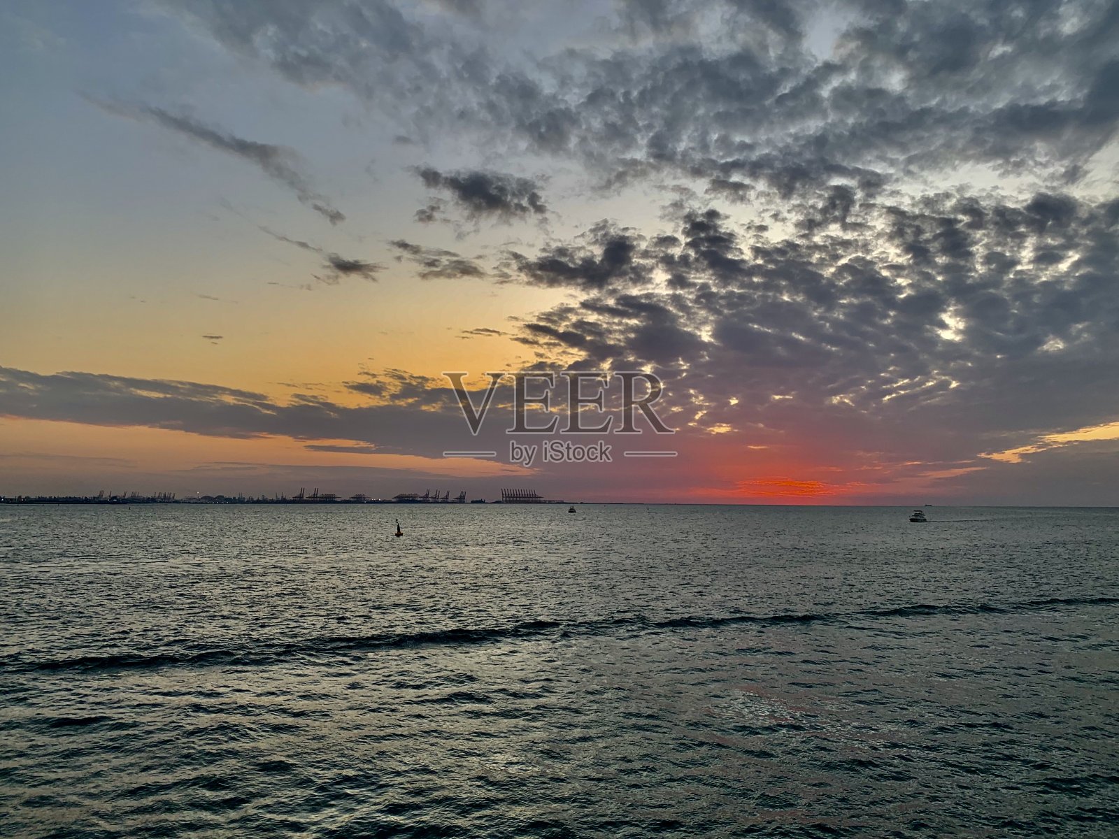 从小溪看到的深海景色照片摄影图片