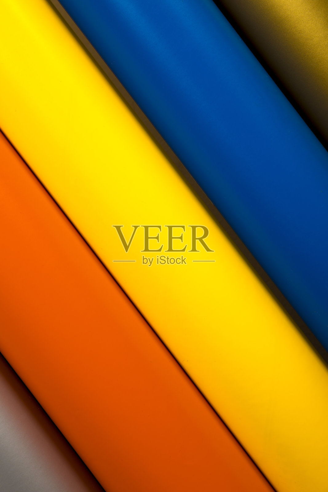 木质背景上的彩色乙烯基卷照片摄影图片