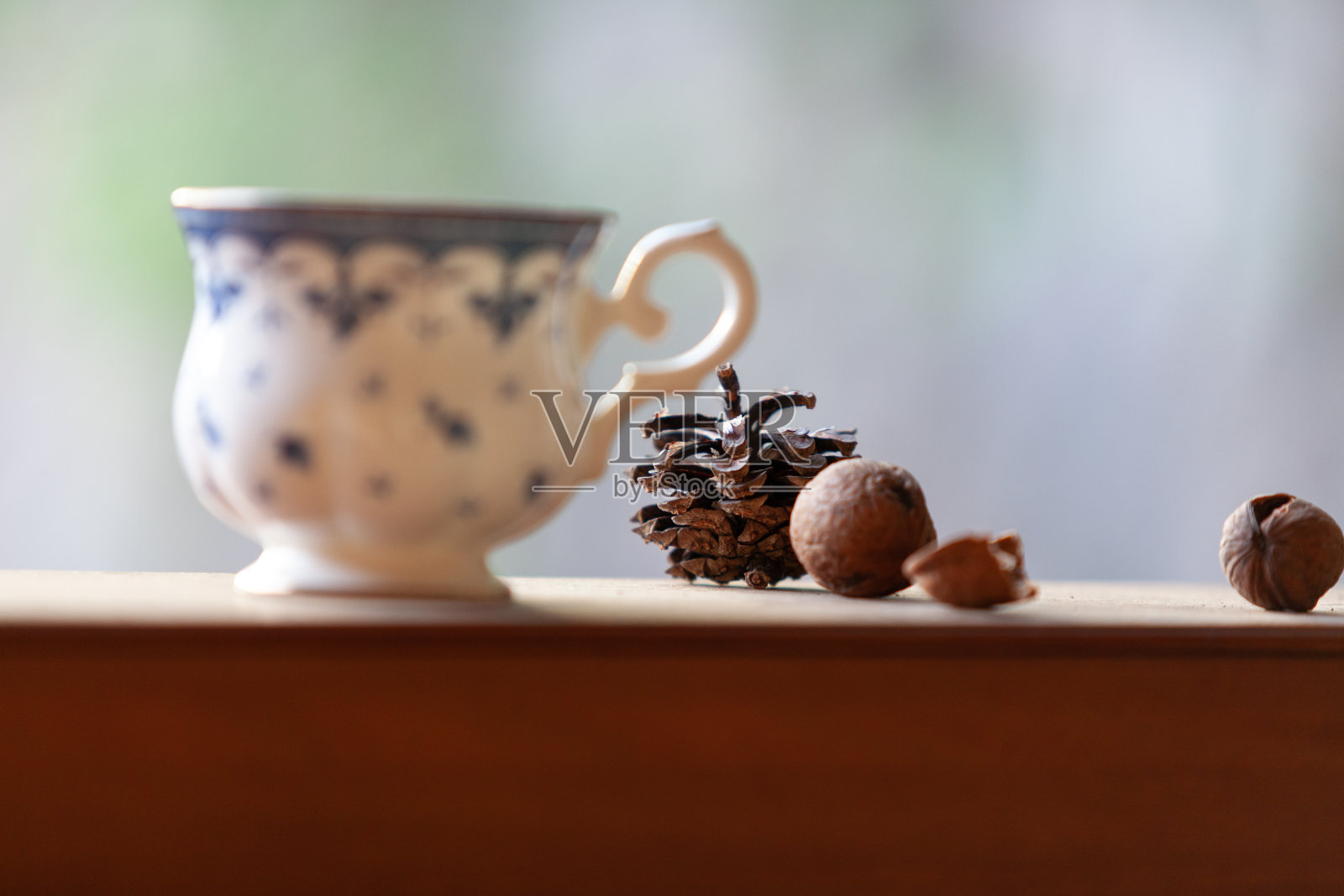 松果躺在木架子上,背景模糊照片摄影图片