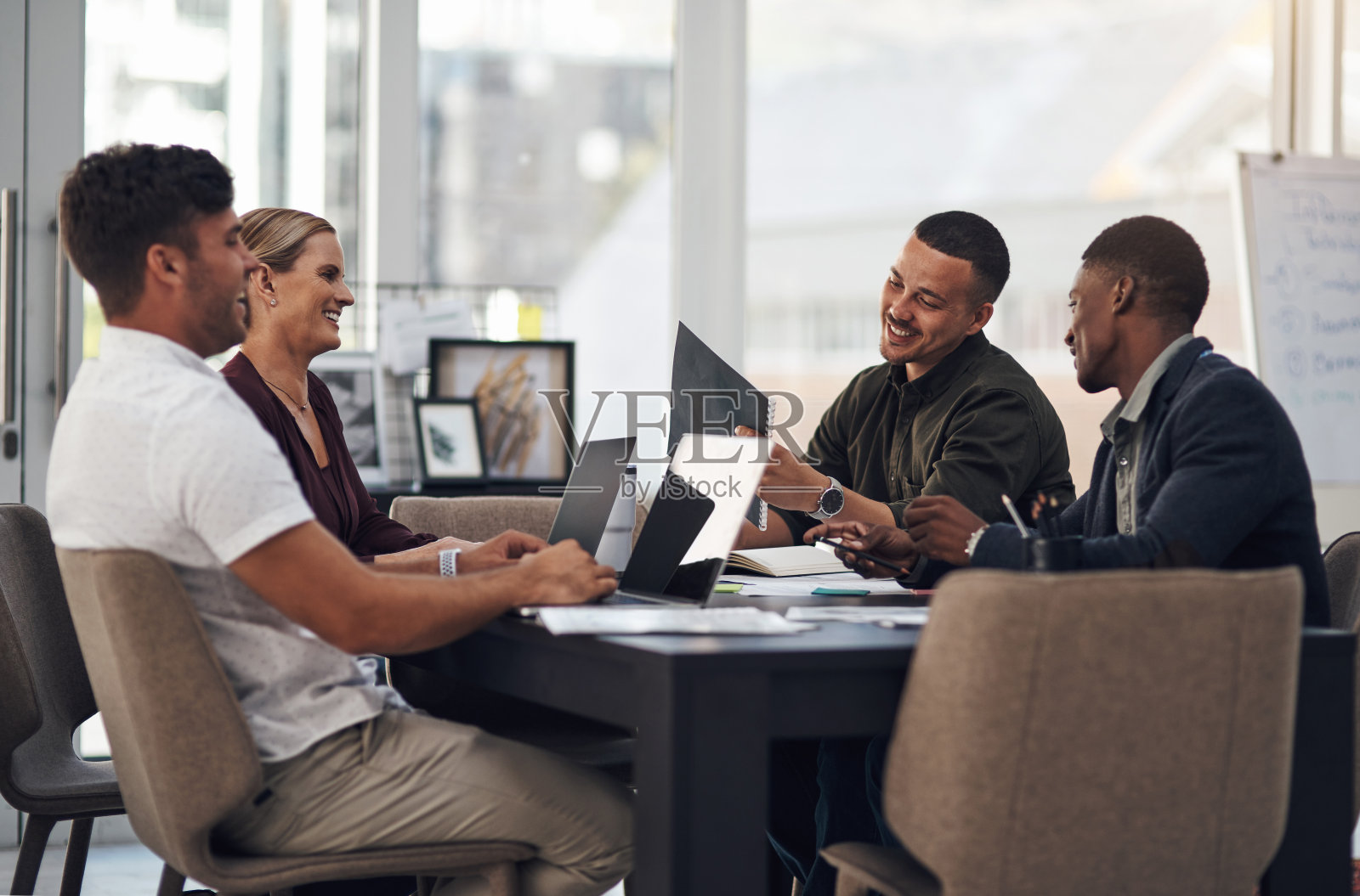 优秀的公司通过团队合作不断超越期望照片摄影图片