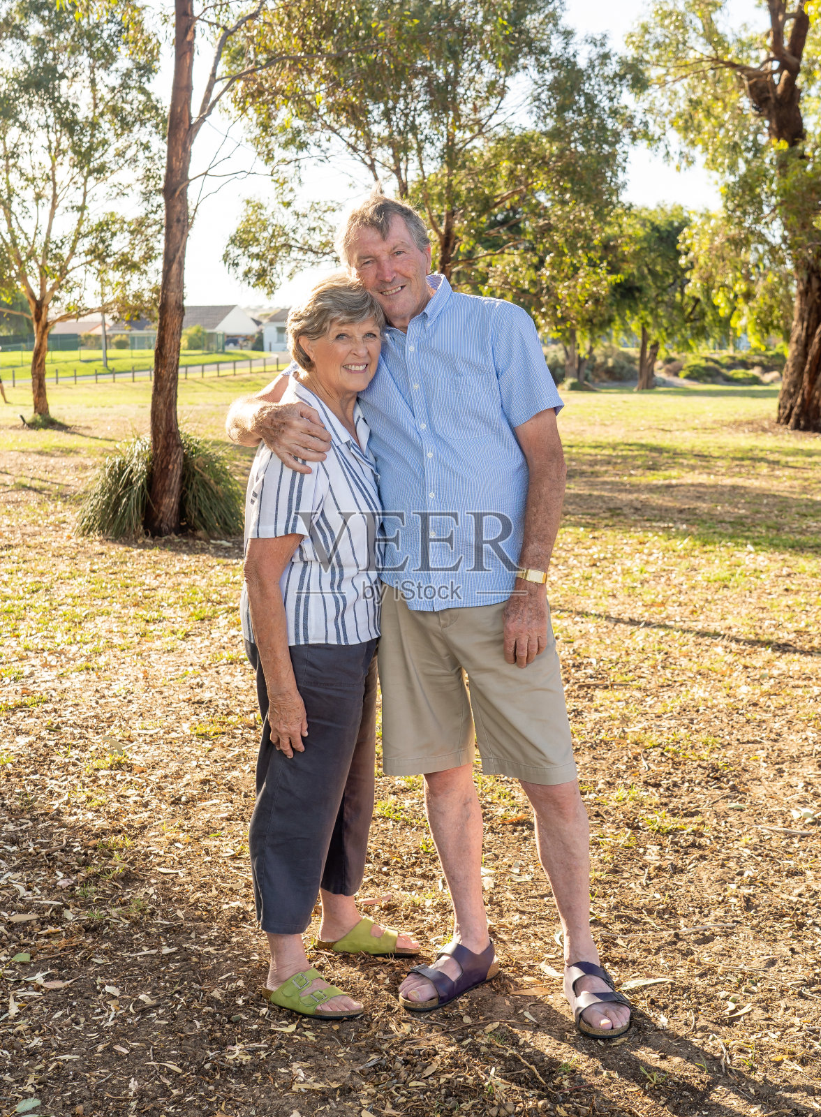 70多岁的白种老夫妇在公园里拥抱,表达爱意。同甘共苦、相亲相爱、退休生活、回归新冠肺炎后的生活理念。照片摄影图片