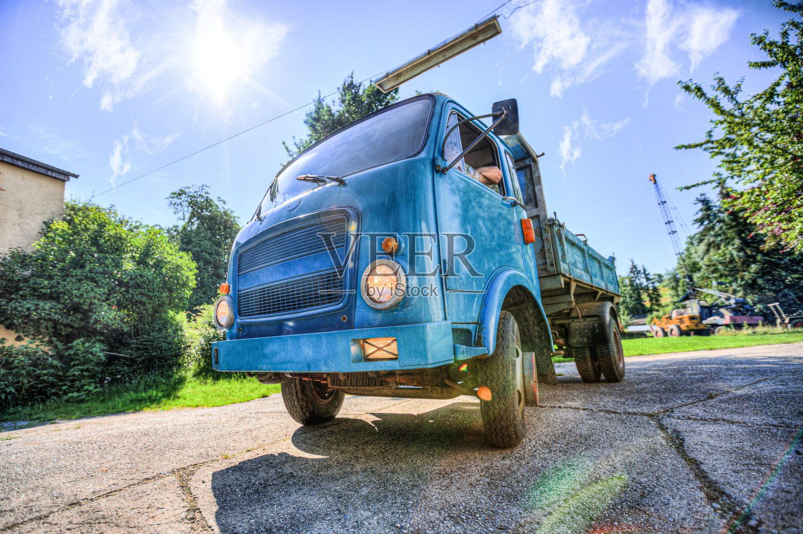 蓝色的意大利卡车停在街上照片摄影图片