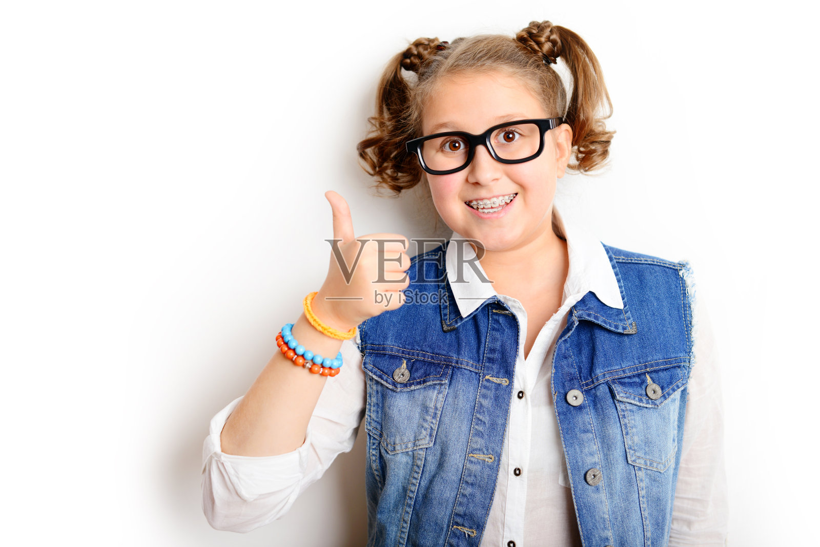 白色背景上的女学生照片摄影图片