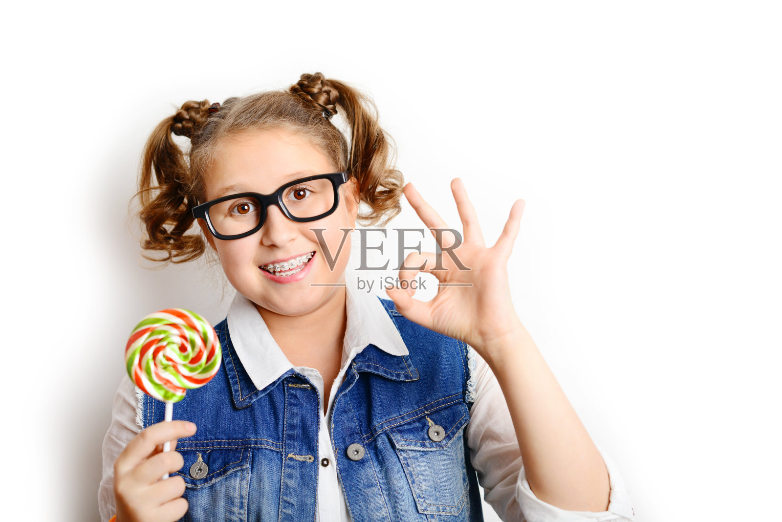 白色背景上的女学生照片摄影图片