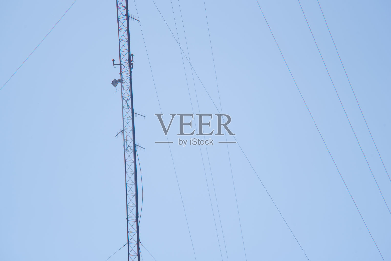 网络天线在一个蓝色的日子照片摄影图片