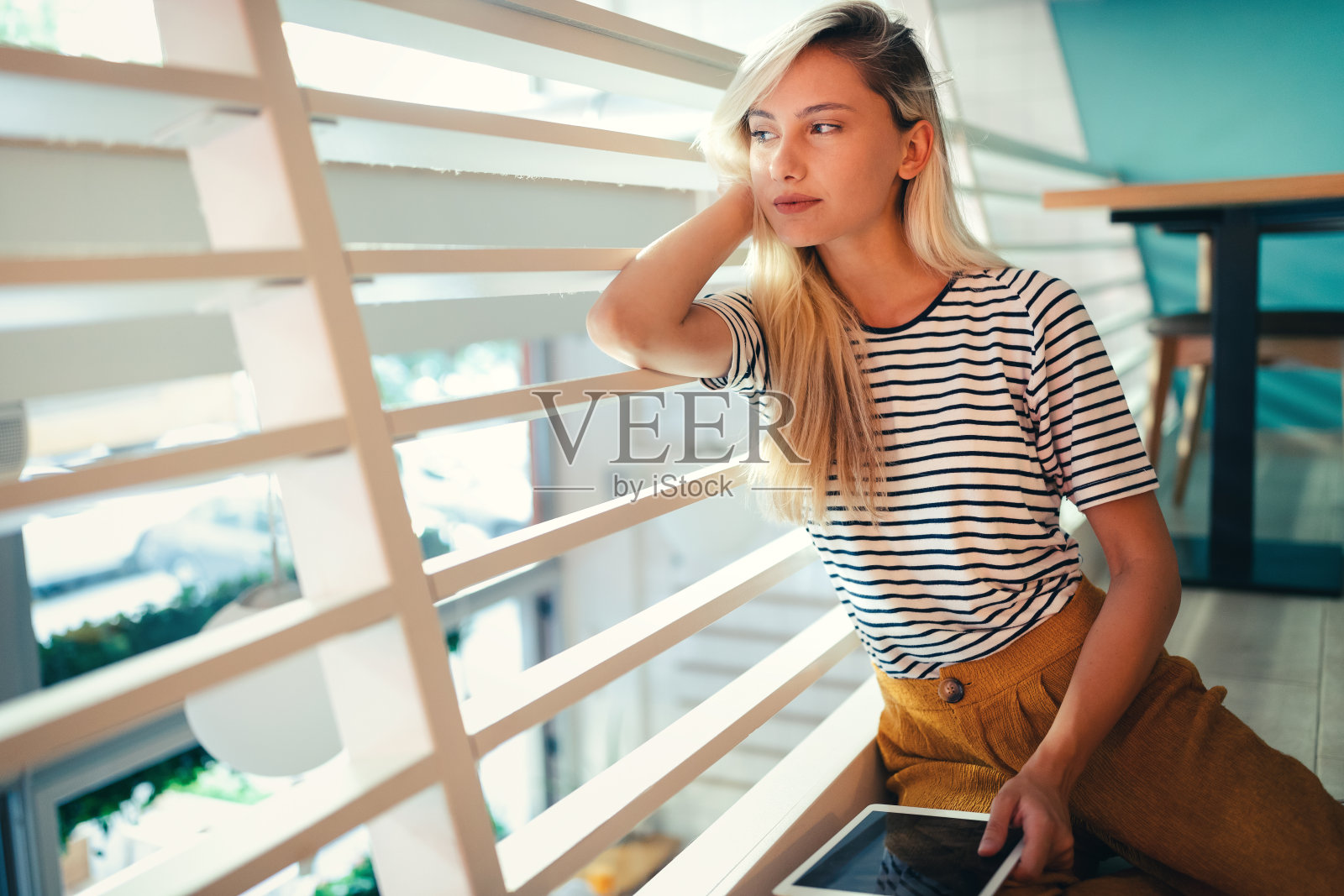 一个年轻漂亮的金发女人的肖像照片摄影图片