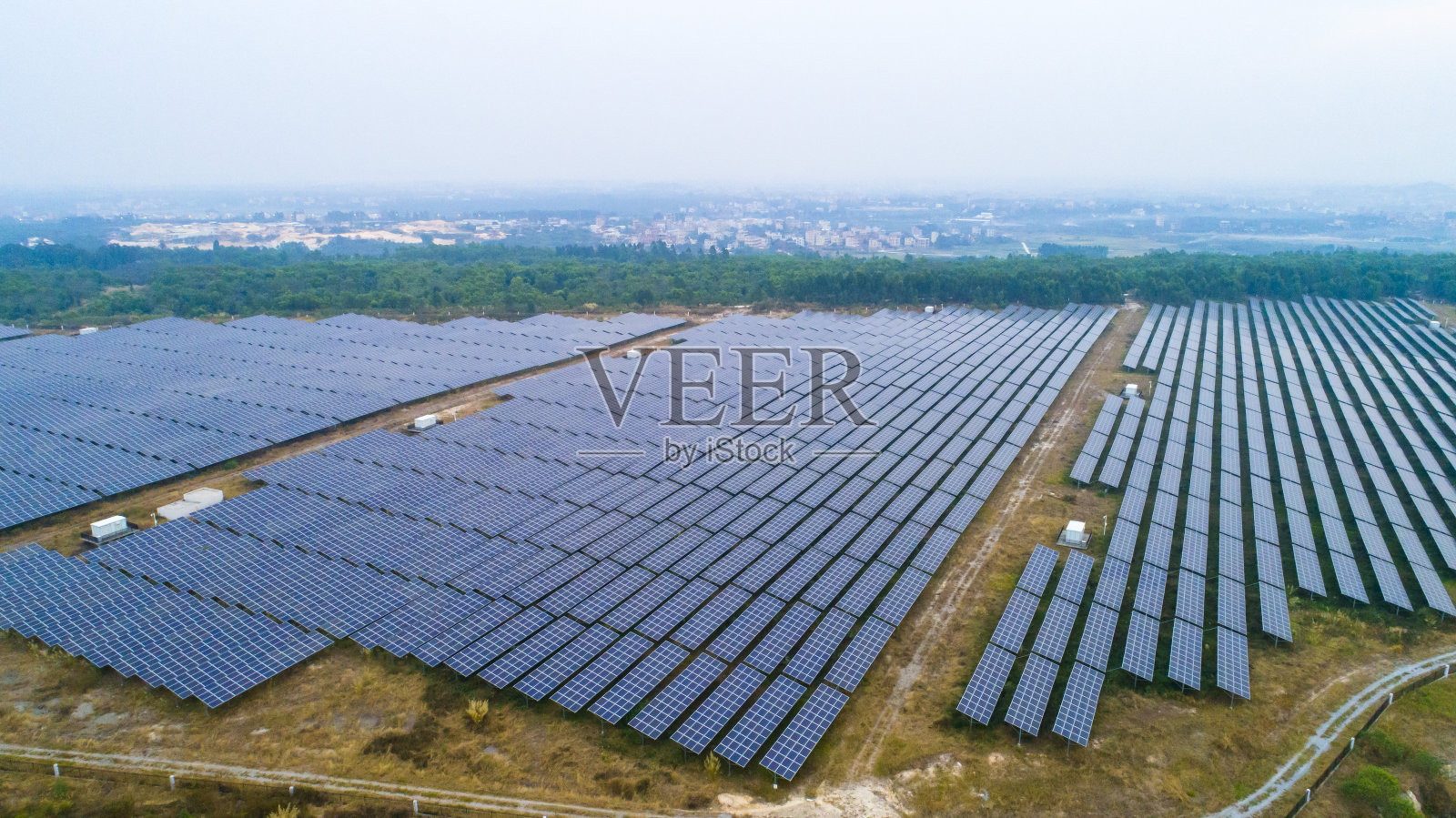 现代大型光伏太阳能板的航空摄影。照片摄影图片