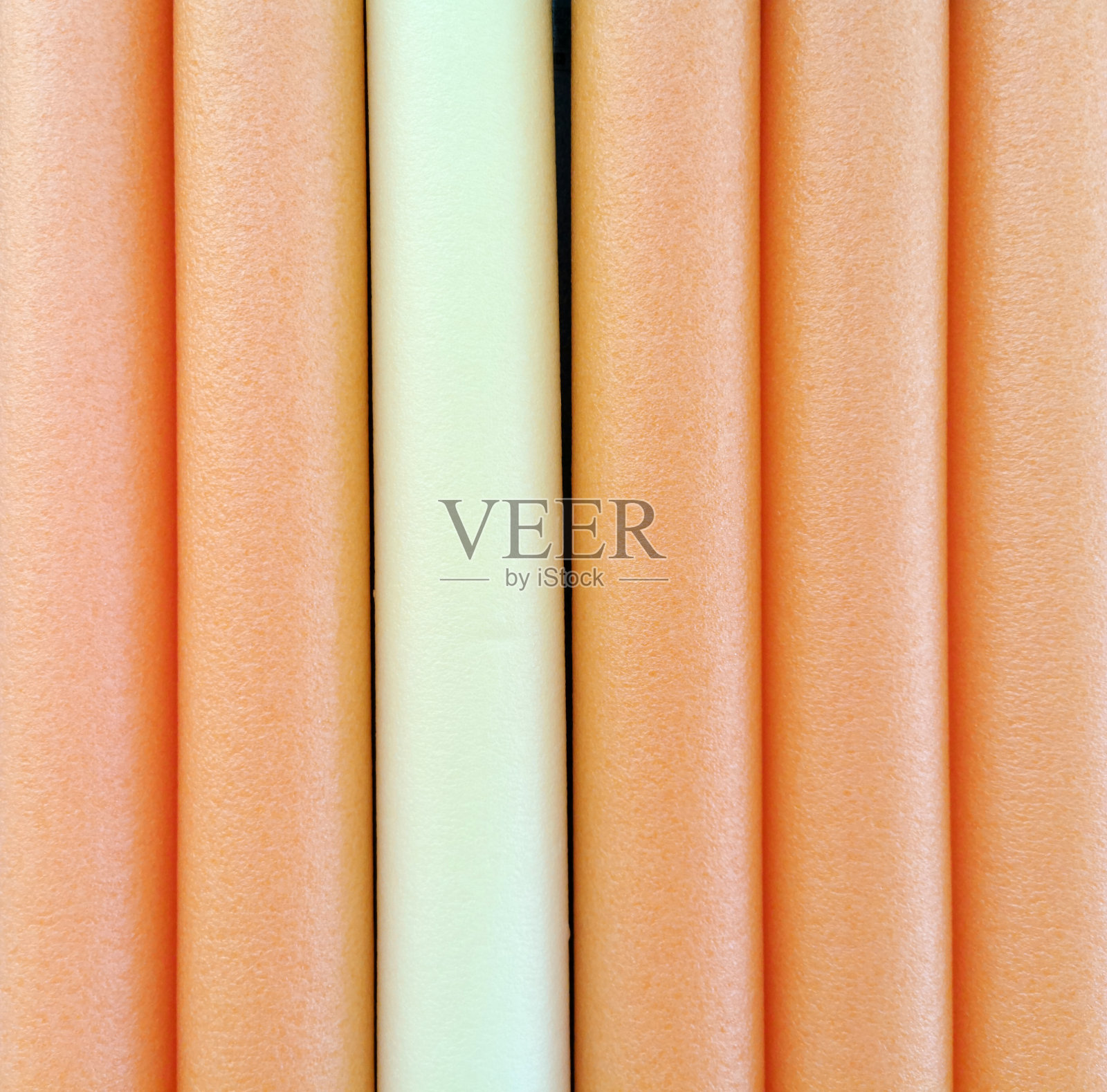 五颜六色的池面,可用于水中,帮助漂浮和游泳。浮选设备。安全设备。照片摄影图片