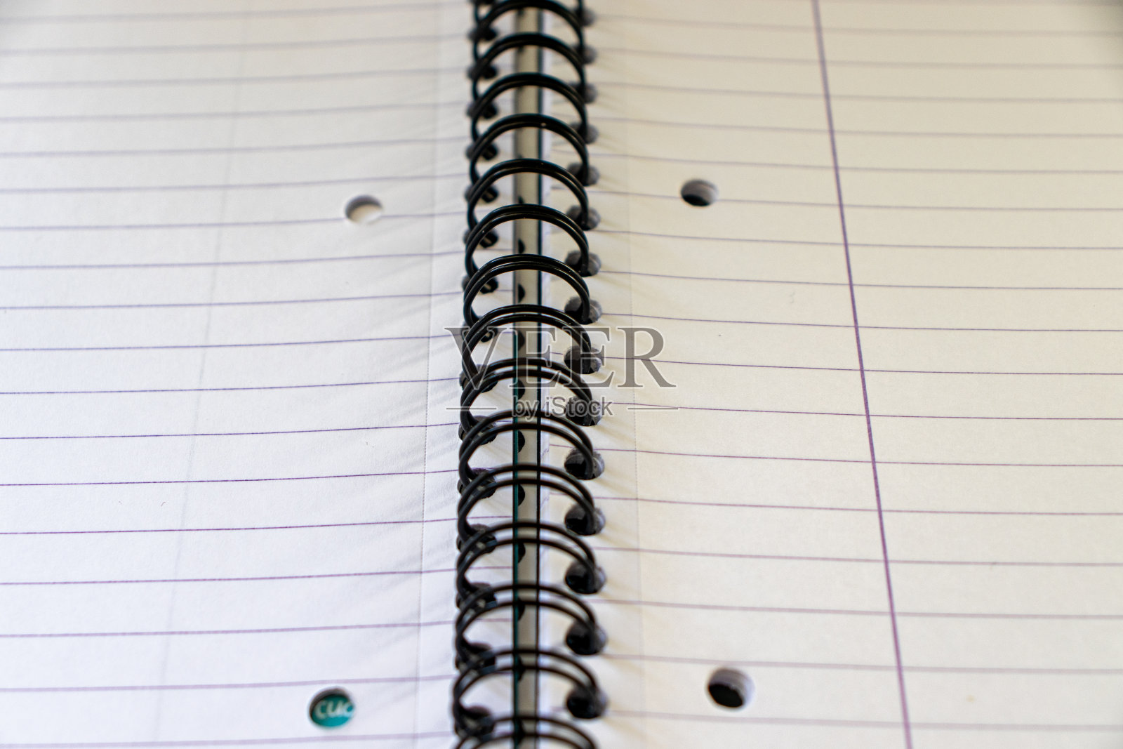 门旁边的门电话。照片摄影图片